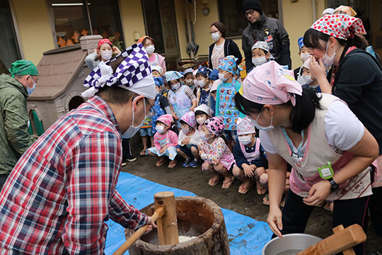 お餅つき