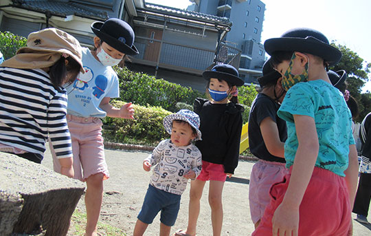 異年齢の交流を常に行い、思いやりの心と憧れの気持ちを育てる。